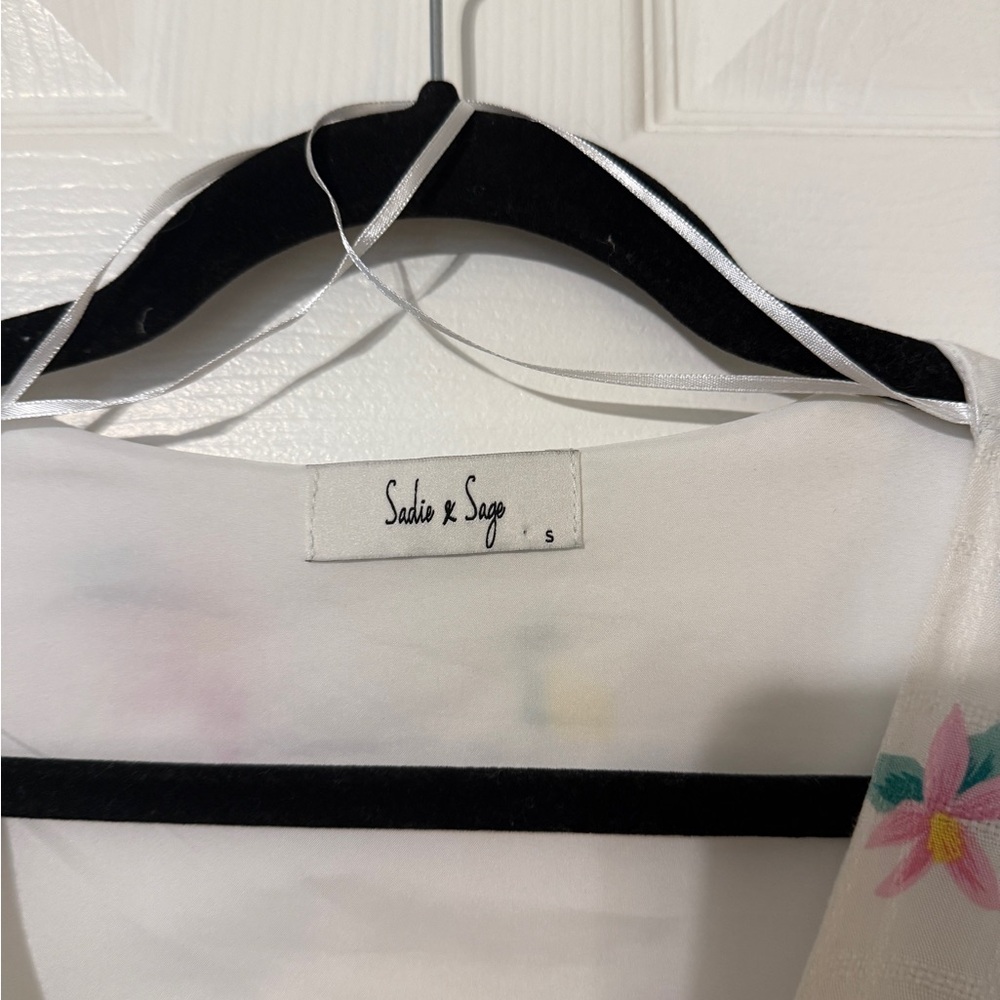 Sadie & Sage White and Yellow Flutter Sleeve Blouse - Picture 6 of 10